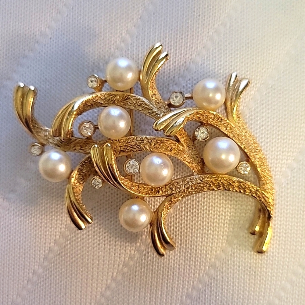 Vintage Crown Trifari Pearl Gold Brooch